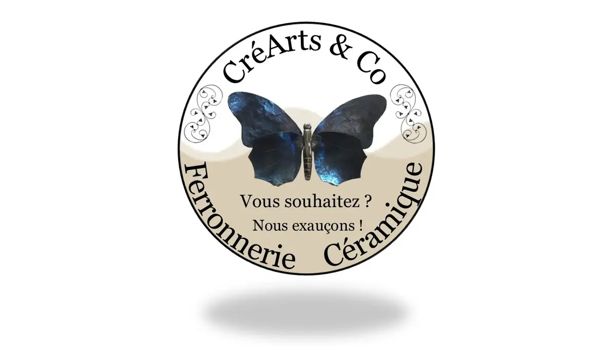 Logo officiel de CréArts & Co, artisans en ferronnerie et céramique, avec l'emblème d'un papillon bleu et le slogan "Vous souhaitez ? Nous exauçons !"